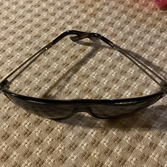 Burberry sunglasses - Picture 3 of 6